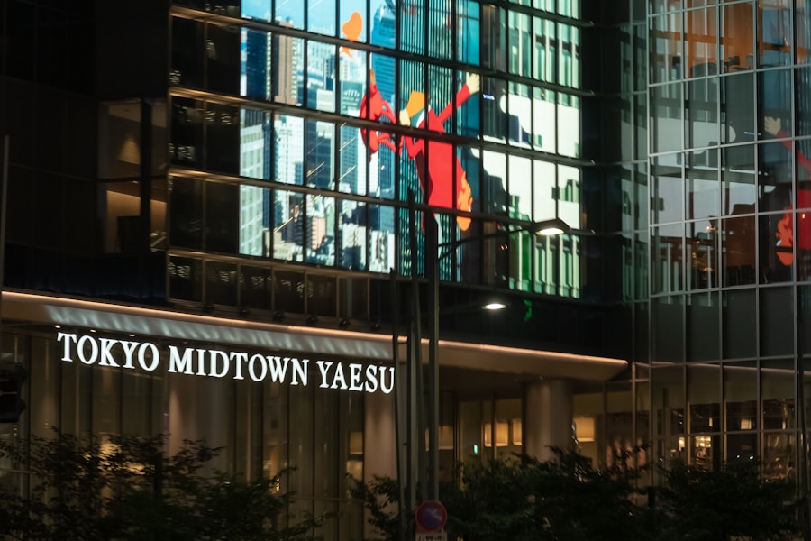 Медиафасад ТТК Бережковская — цифровые экраны ночью