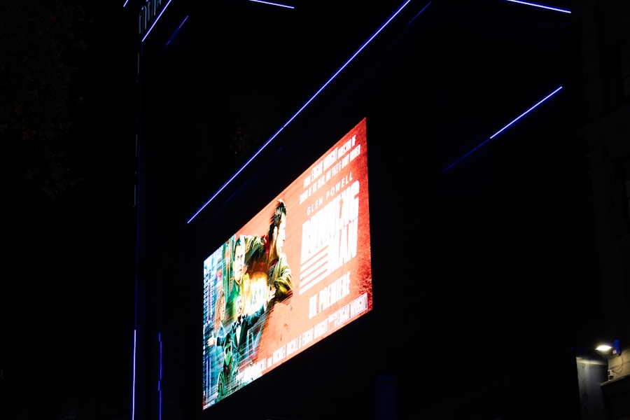 Медиафасад ТТК Энтузиастов — LED-экран на здании ночью